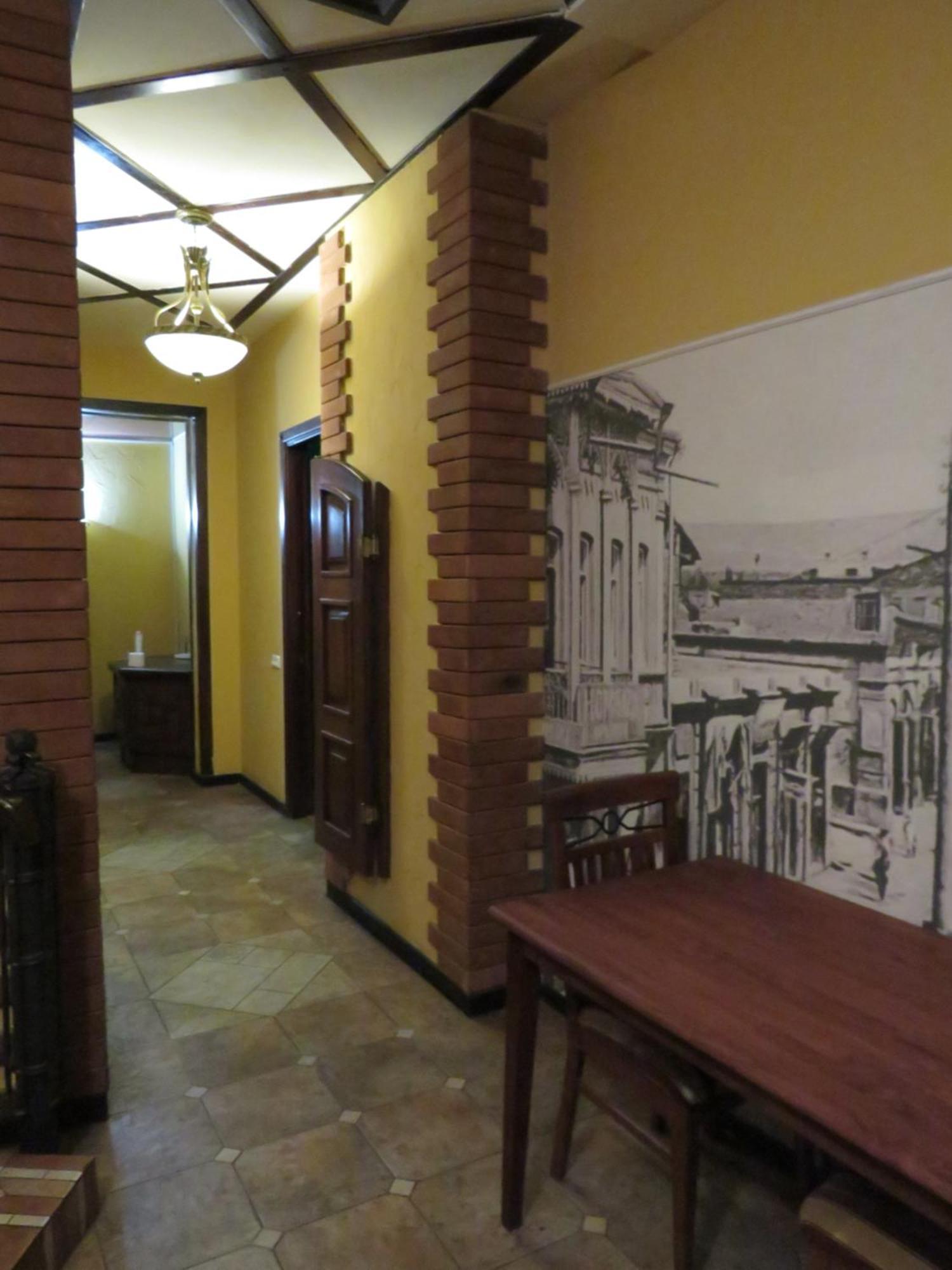 יירבאן Hostel Jan In The Very Center מראה חיצוני תמונה