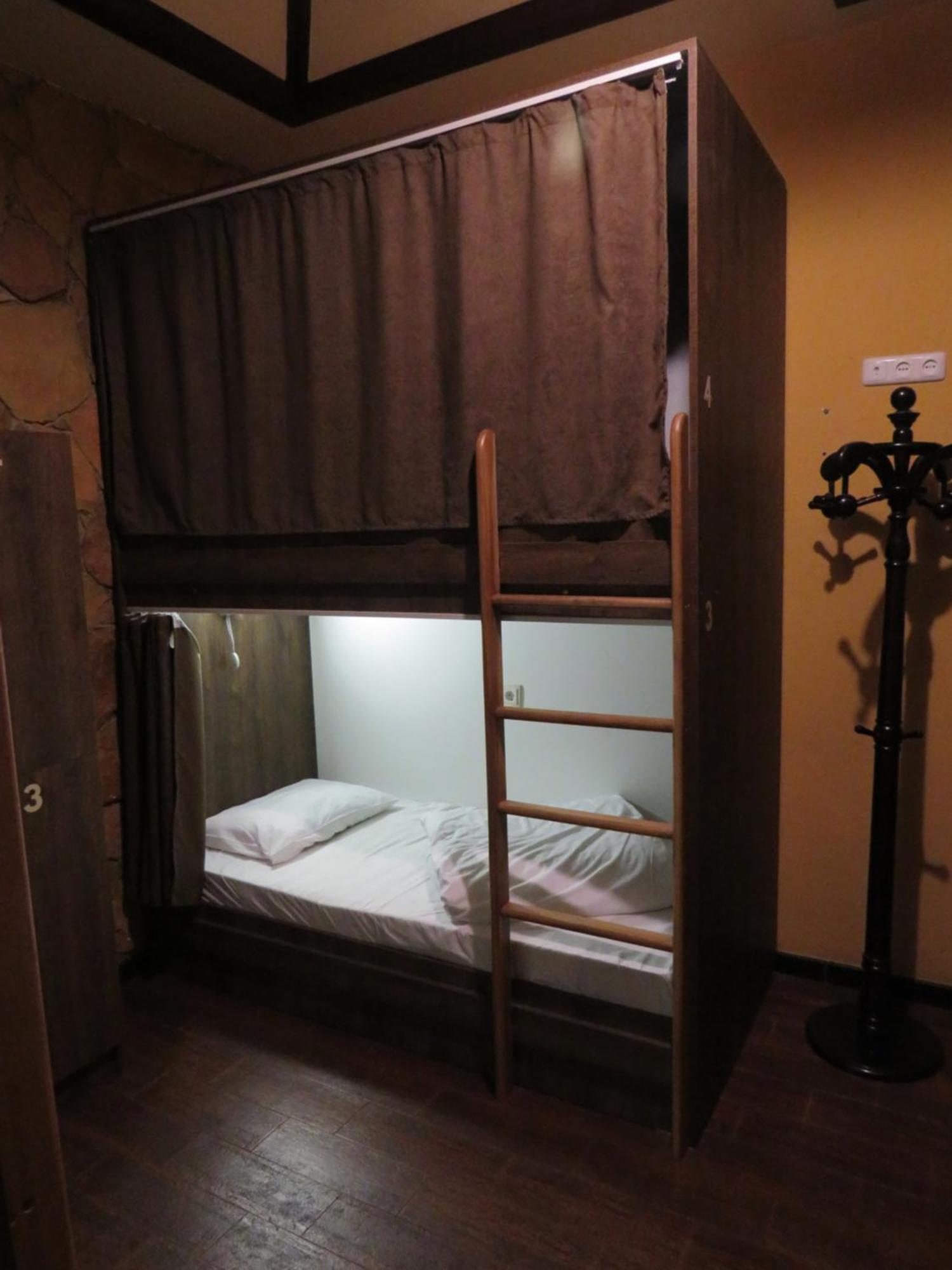 יירבאן Hostel Jan In The Very Center מראה חיצוני תמונה