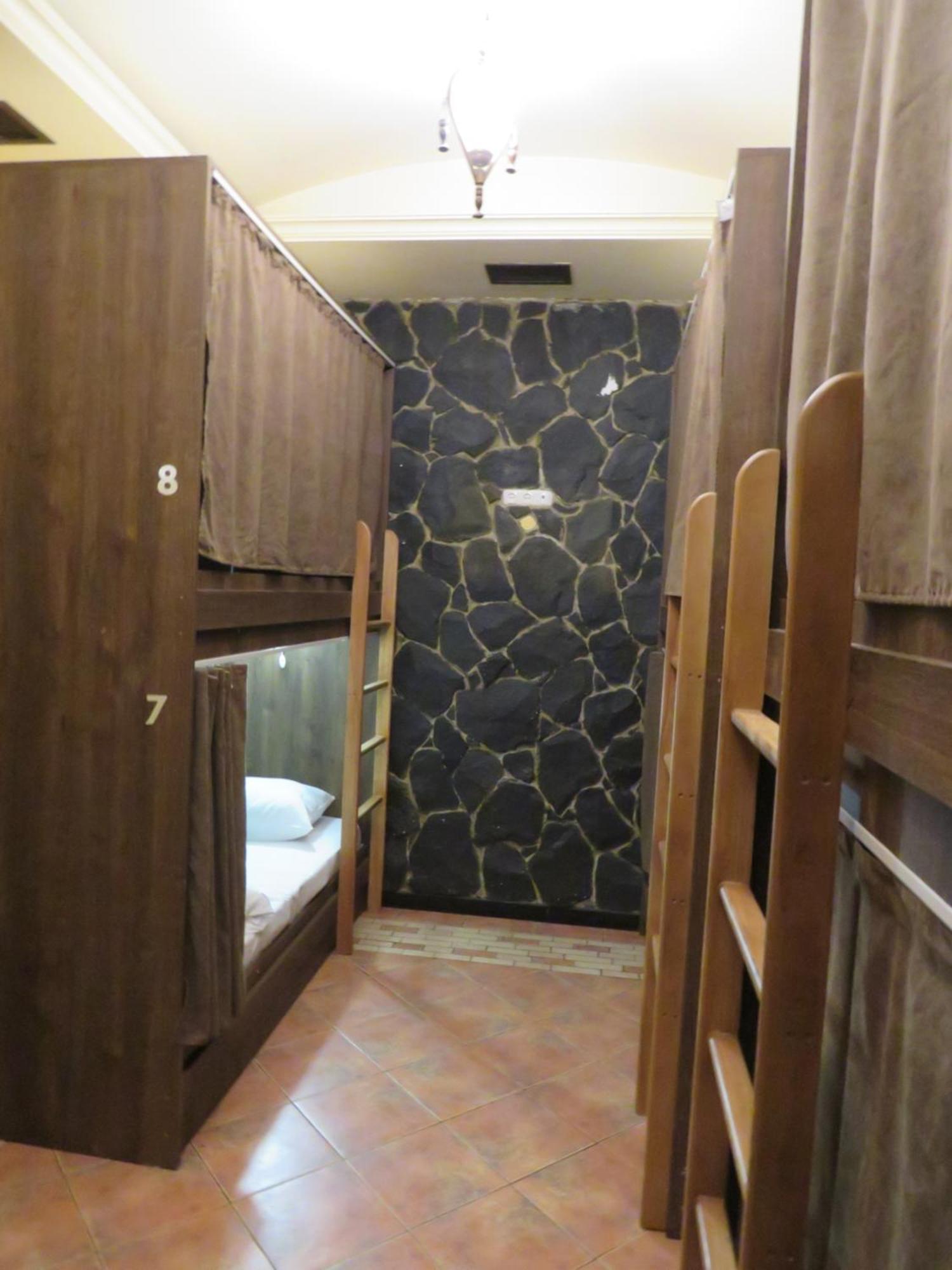 יירבאן Hostel Jan In The Very Center מראה חיצוני תמונה