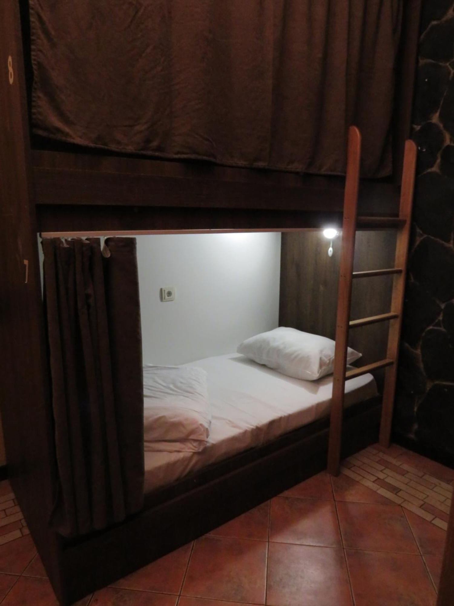 יירבאן Hostel Jan In The Very Center מראה חיצוני תמונה