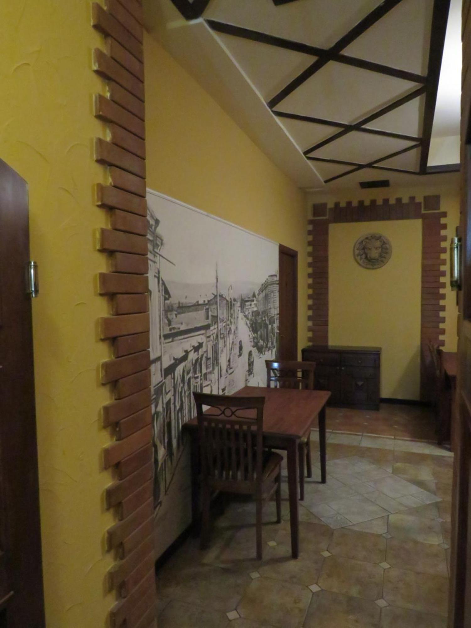 יירבאן Hostel Jan In The Very Center מראה חיצוני תמונה